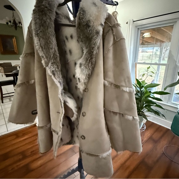 Chic Faux Fur Teddy Jacket - Cream and Brown - Picture 7 of 9